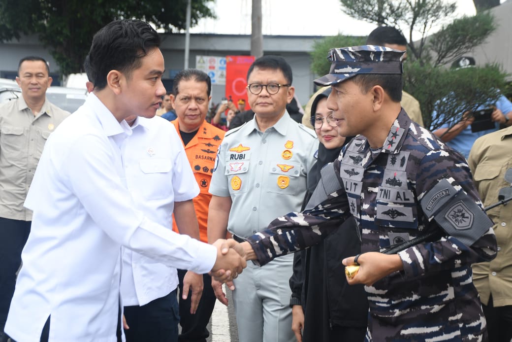 Keterangan Gambar: Pangkoarmada II Dampingi Wapres RI Tinjau Penanganan SAR KMP Tunu Pratama Jaya