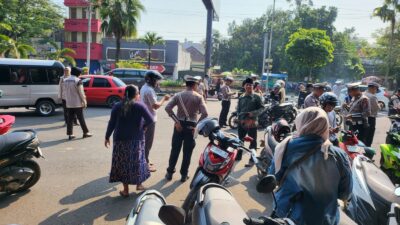 Badan Pendapatan Daerah (Bapenda) Kabupaten Bangkalan secara rutin menggelar razia pajak kendaraan di sejumlah titik strategis