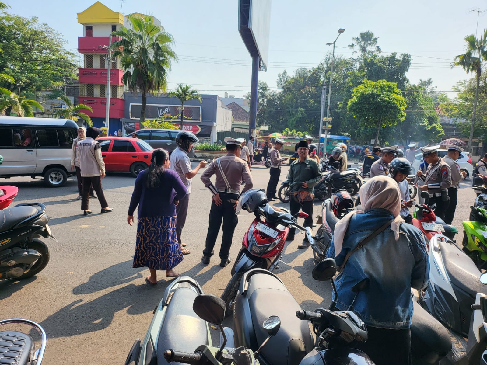 Badan Pendapatan Daerah (Bapenda) Kabupaten Bangkalan secara rutin menggelar razia pajak kendaraan di sejumlah titik strategis