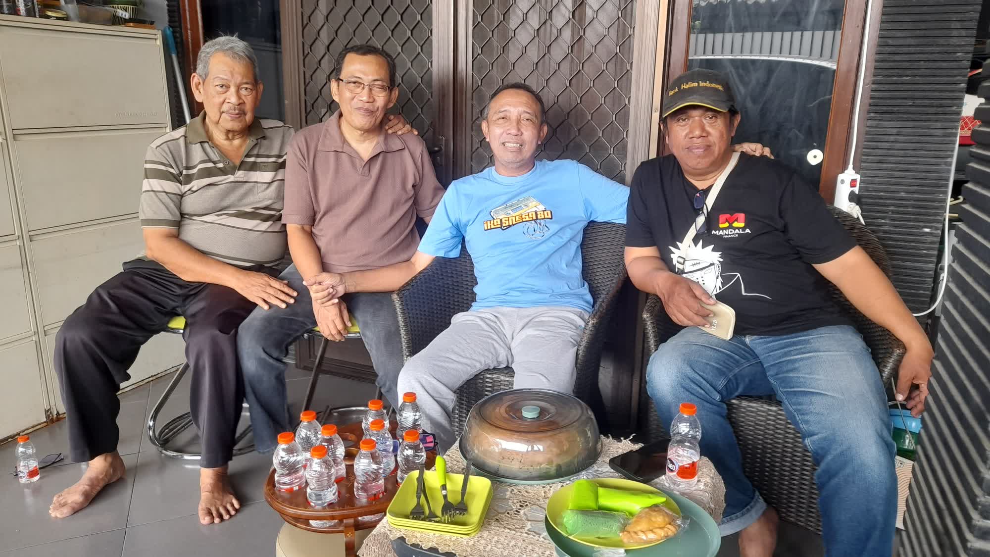 Keterangan Gambar: Dari sebelah Kiri Abah Ichsan, Fatah, Andre, Holil.