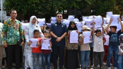 Keterangan Gambar: Wali Kota Langsa Memberikan Seragam Sekolah Gratis Secara Simbolis