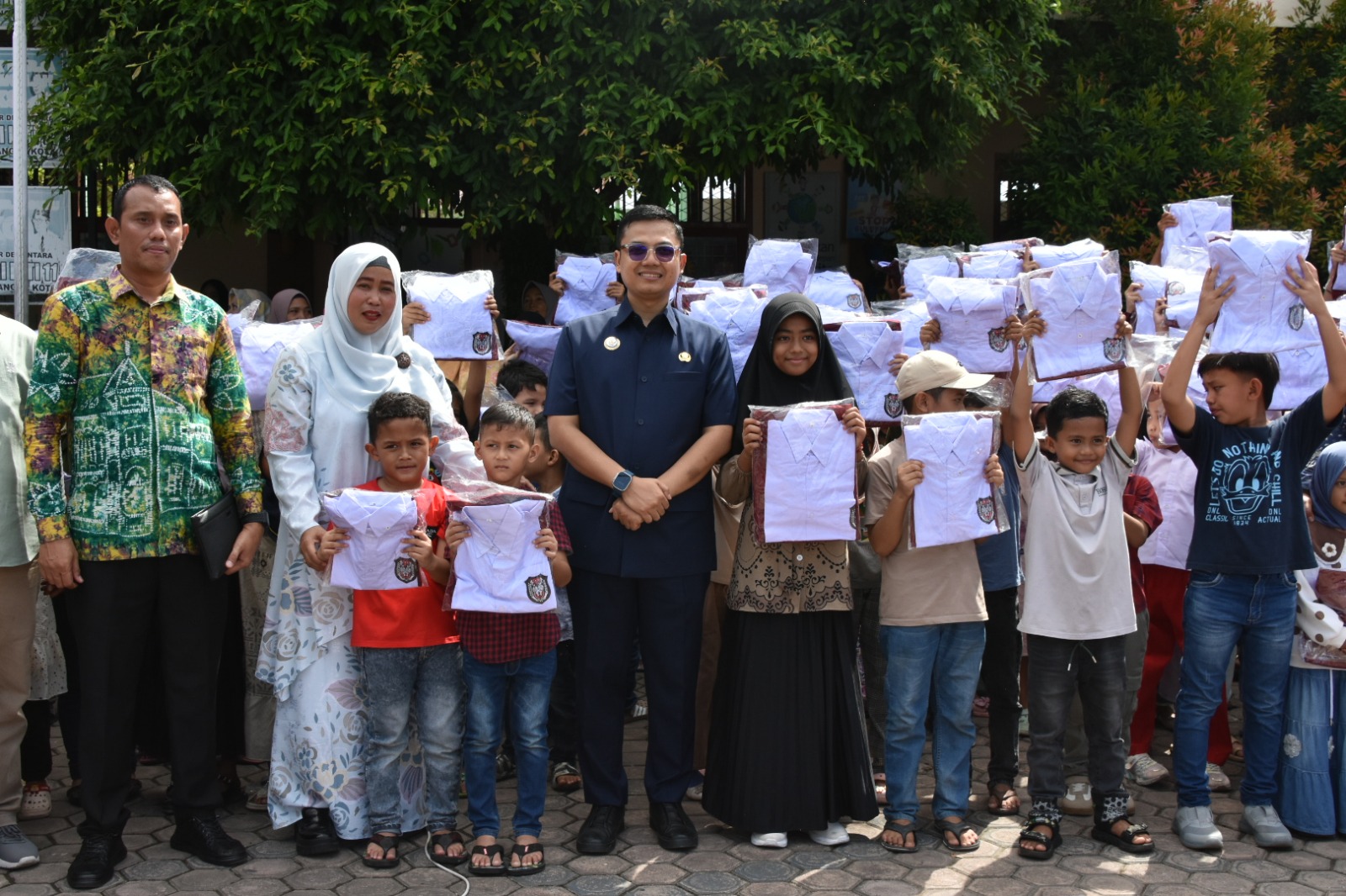 Keterangan Gambar: Wali Kota Langsa Memberikan Seragam Sekolah Gratis Secara Simbolis