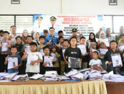 Wali Kota Langsa Bagikan Seragam Sekolah Gratis Untuk Anak Yatim dan Fakir Miskin