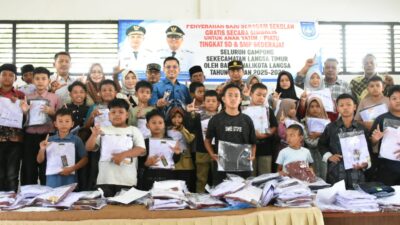 Keterangan Gambar: Wali Kota Langsa Bagikan Seragam Sekolah Gratis Untuk Anak Yatim dan Fakir Miskin