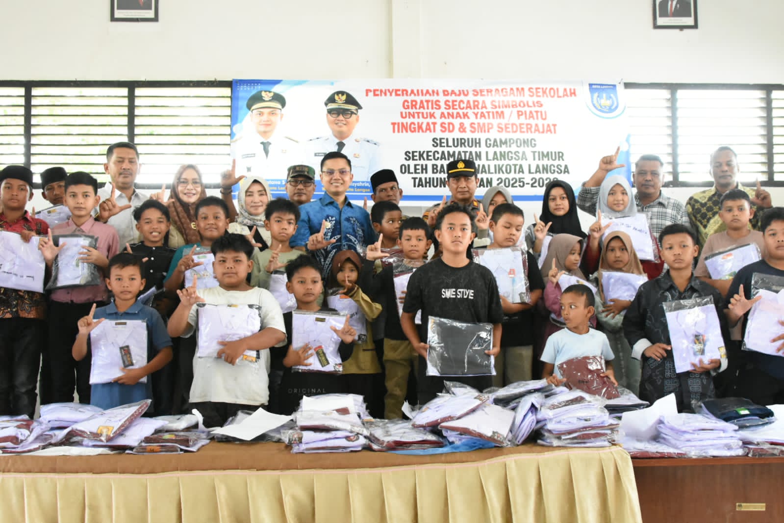 Keterangan Gambar: Wali Kota Langsa Bagikan Seragam Sekolah Gratis Untuk Anak Yatim dan Fakir Miskin