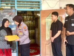 Melayat Ke Rumah Duka Seorang Wartawan, Kasihumas Polres Bangkalan Ucapkan Turut Berduka Cita