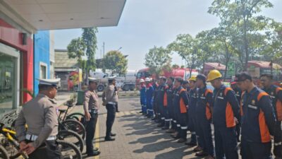 Ops Patuh Semeru 2025: Polres Tanjung Perak Sosialisasi Tertib Lalu Lintas di Patra Niaga Depo Pertamina