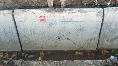 Keterangan Gambar: Box Cover Terpasang Retak atau Pecah di Jalan Johar Surabaya.