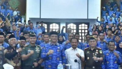 Keterangan Gambar: Armia Pahmi Memperjuangkan Kesejahteraan Dan Keamanan Pendidik