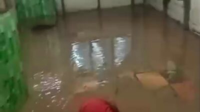 Keterangan Gambar: Hujan Selama 2 Jam Rumah Warga Alur Manis Kebajiran