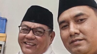 Keterangan Gambar: H. Khusairi Lurah Morokrembangan Surabaya Kenakan Baju Putih Hadiri Pengajian Majelis Dhikir Annajah Bersama Achmad (Warga) Baju Kuning