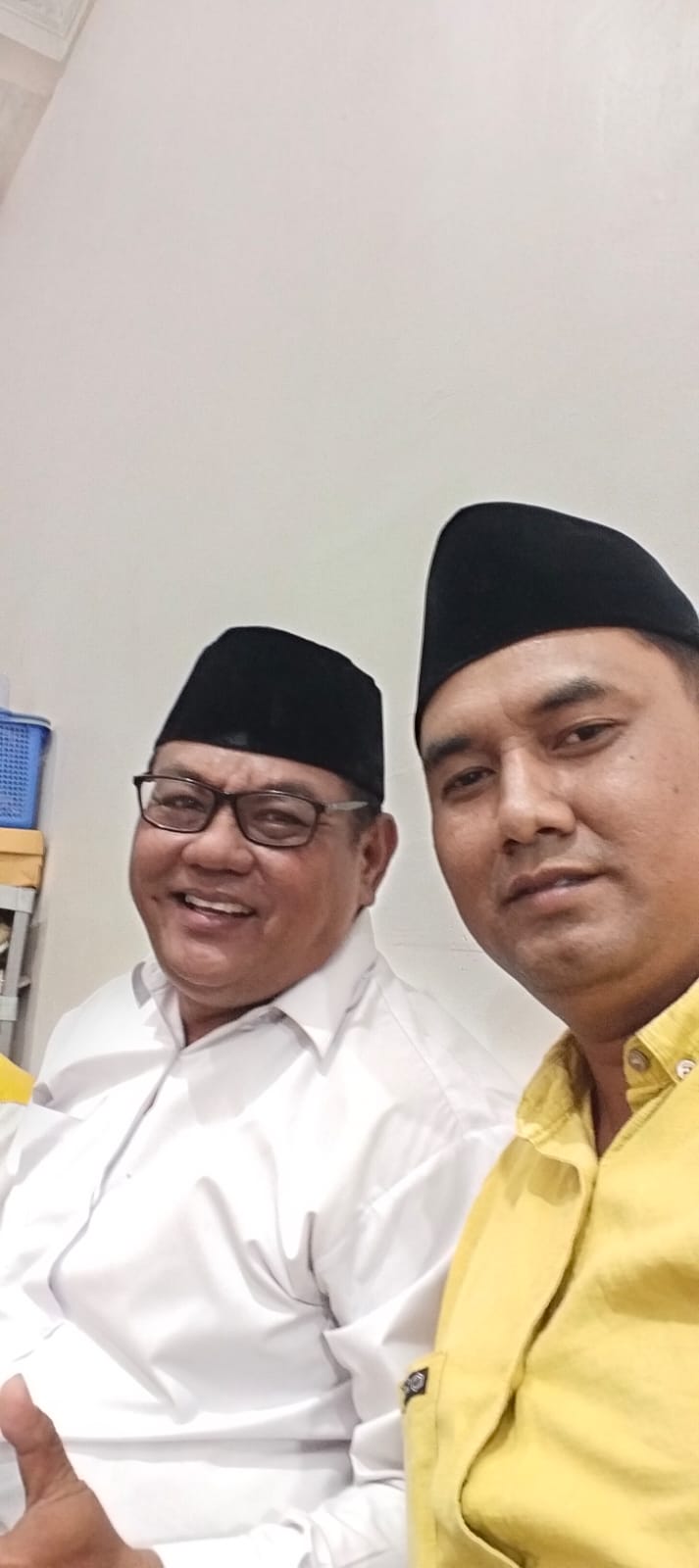Keterangan Gambar: H. Khusairi Lurah Morokrembangan Surabaya Kenakan Baju Putih Hadiri Pengajian Majelis Dhikir Annajah Bersama Achmad (Warga) Baju Kuning