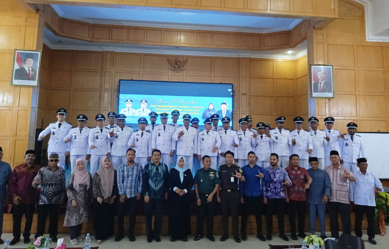 Keterangan Gambar: Pelantikan Dan perpanjangan Para Geuchik Kota Langsa Oleh Dra Suhartini M.pd
