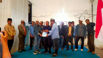 Keterangan Gambar: Bagus, Ketua Pimpinan Anak Cabang IPPAMA, Kecamatan Semampir Surabaya (Tengah), sebelah Kanan Ketua Umum IPPAMA didampingi Ketua Pimpinan Cabang Surabaya (Kiri)