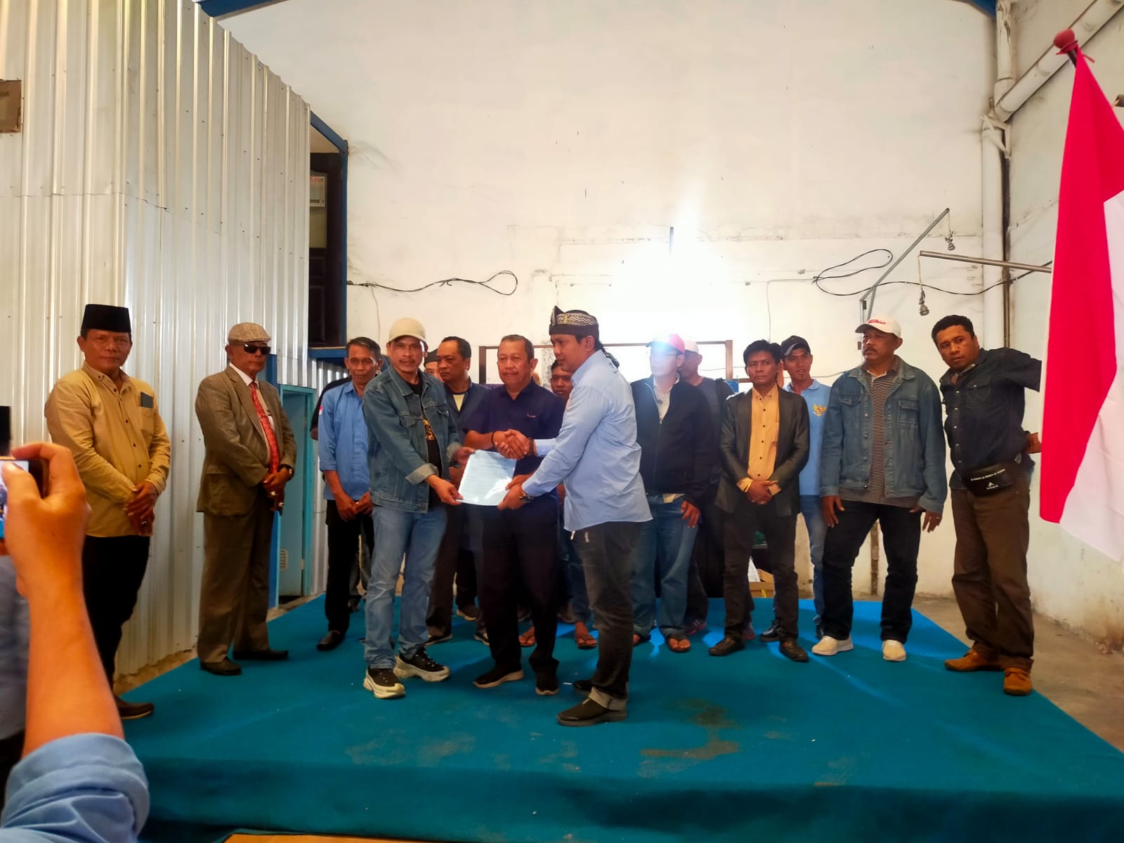 Keterangan Gambar: Bagus, Ketua Pimpinan Anak Cabang IPPAMA, Kecamatan Semampir Surabaya (Tengah), sebelah Kanan Ketua Umum IPPAMA didampingi Ketua Pimpinan Cabang Surabaya (Kiri)