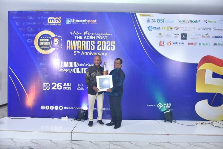 Keterangan Gambar: Kabupaten Aceh Tamiang yang diwakili Wabup Ismail SE. I Terima The Aceh Post Awards 2025 Katagori Kepala Daerah Inspiratif