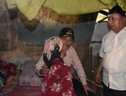 Bupati Subandi Tinjau dan Bantu Rehab Rumah Dua Warga Kurang Mampu di Tarik