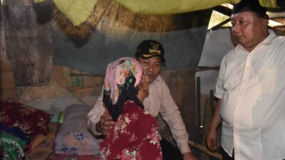 Bupati Subandi Tinjau dan Bantu Rehab Rumah Dua Warga Kurang Mampu di Tarik
