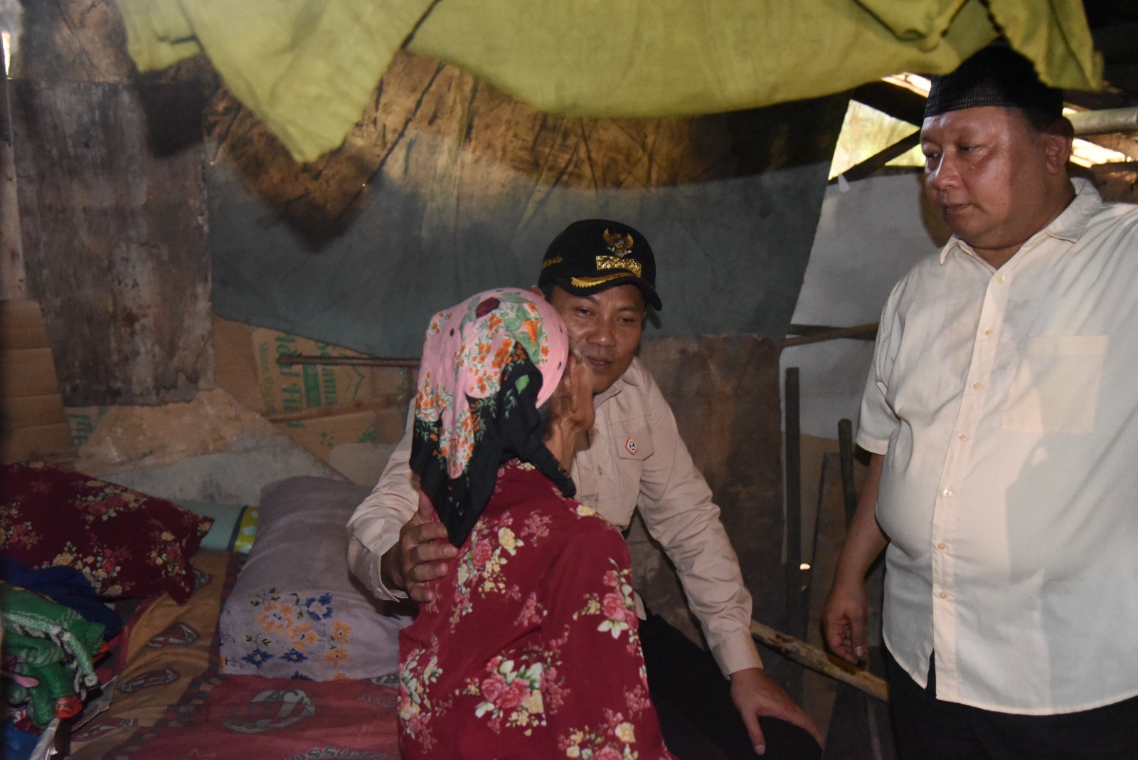 Bupati Subandi Tinjau dan Bantu Rehab Rumah Dua Warga Kurang Mampu di Tarik