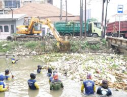 Pemkab Sidoarjo Rutin Bersihkan Sungai Kanal Porong