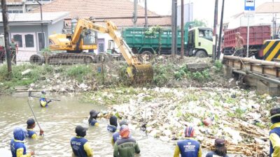 Pemkab Sidoarjo Rutin Bersihkan Sungai Kanal Porong