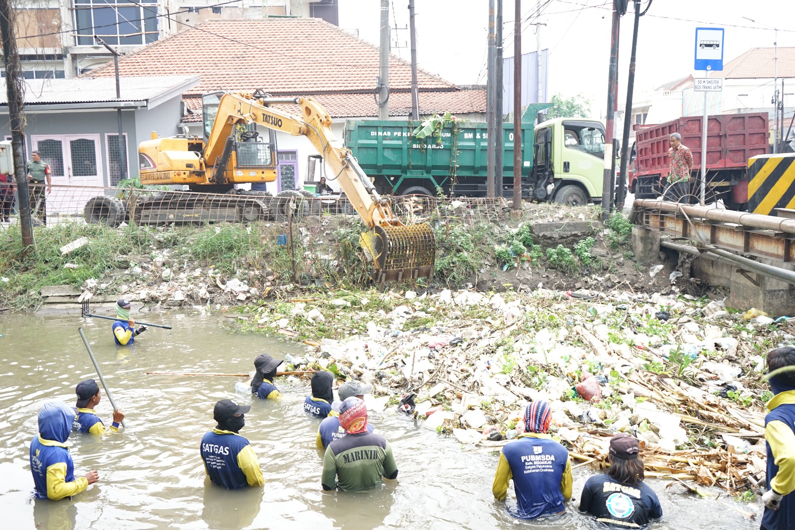 Pemkab Sidoarjo Rutin Bersihkan Sungai Kanal Porong