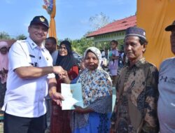 BUPATI Armia Serahkan Sebanyak 207 Sertifikat Prona Untuk Warga Kuala Peunaga