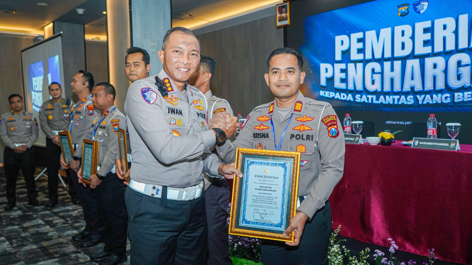 Kasatlantas Polres Bangkalan AKP I Gusti Bagus Krisna Fuady, S.I.K., M.A.P. menerima penghargaan langsung dari Ditlantas Polda Jatim