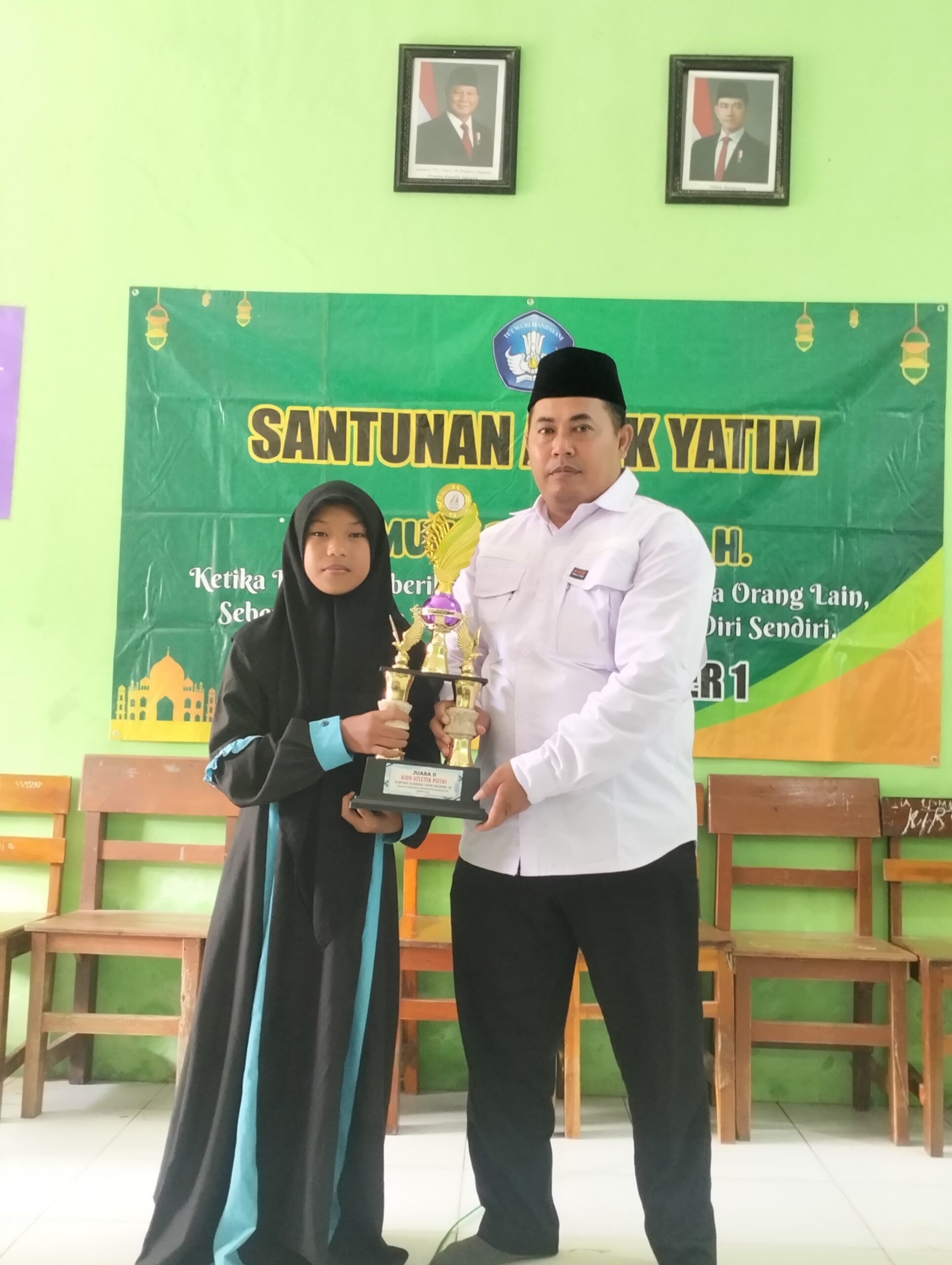 Penghargaan ini diserahkan secara langsung oleh Kepala Sekolah Sowi Siswanto, S.Pd dalam acara santunan anak yatim