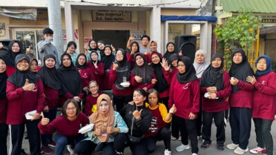 Keterangan Gambar: Ketua Senam Lansia Vitalage Movement DR. Anaita K, S.H., M.K n bersama Warga Simo Magersari RW 06 
