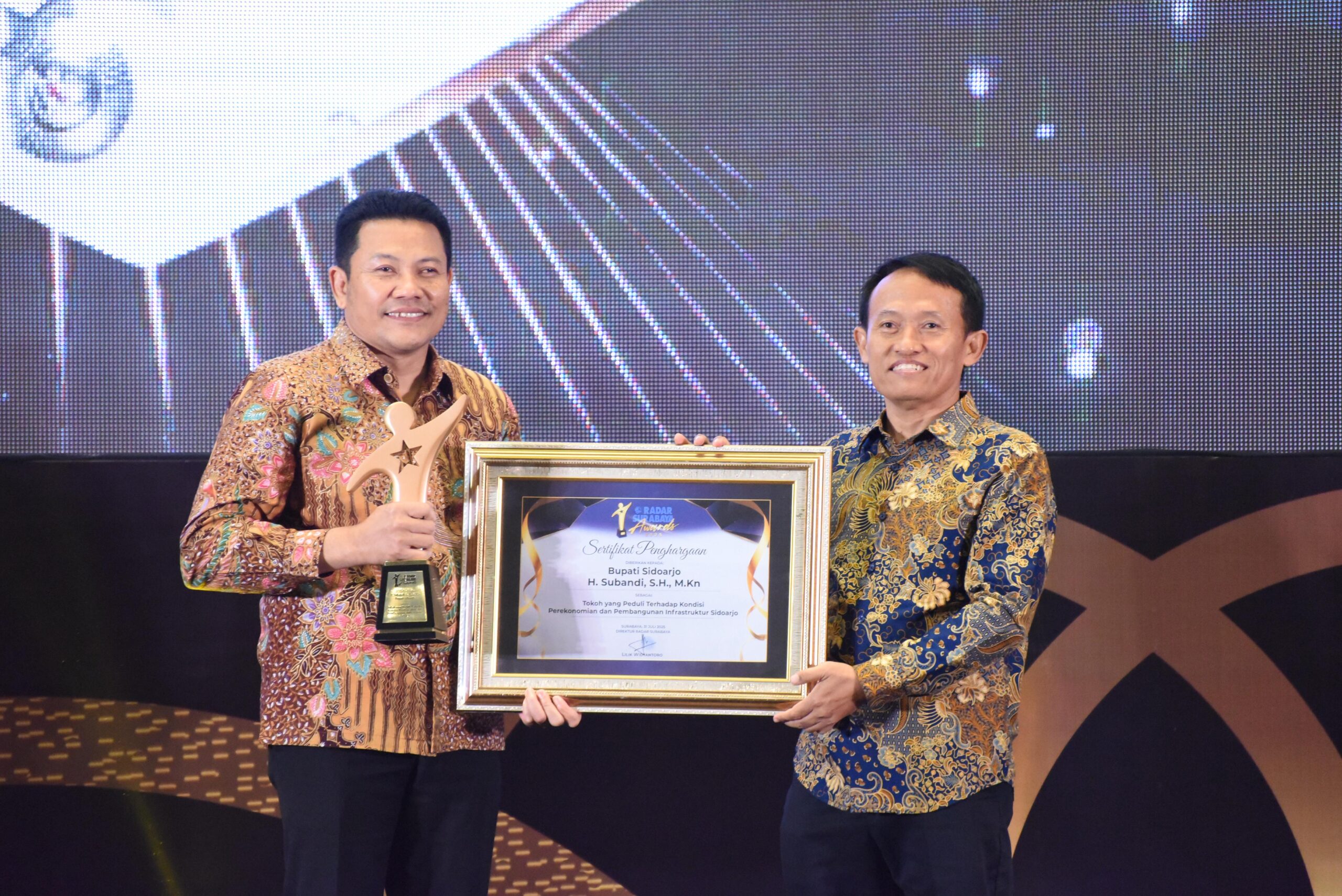 Bupati Sidoarjo Dinobatkan Sebagai Tokoh Yang Peduli Terhadap Kondisi Perekonomian dan Pembangunan Infrastruktur Sidoarjo