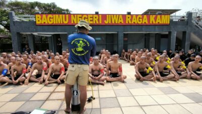 Taruna FVP UHT Ikuti Pendidikan Dasar Renang dan Selam di Bumi Marinir Surabaya