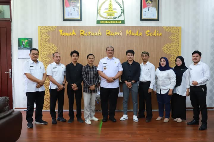 Keterangan Gambar: Bupati Armia Lepas Tiga Putra Terbaik Aceh Tamiang Yang Mewakili Aceh Dalam Paduan Suara GBN