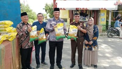 Keterangan Gambar: Bupati Armia Meninjau Pelaksanaan GPM Beras SPHP Di Kampung Kesehatan Karang Baru