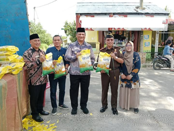 Keterangan Gambar: Bupati Armia Meninjau Pelaksanaan GPM Beras SPHP Di Kampung Kesehatan Karang Baru