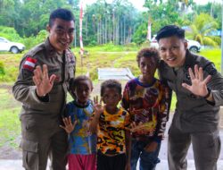 Satgas Ops Damai Cartenz Berbagi Bingkisan Makanan Ke Warga Kampung Ansudu, Sarmi, Papua