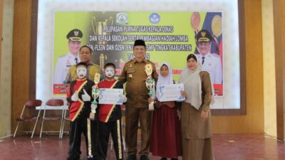 Keterangan Gambar: Bupati Armia Menyerahkan Hadiah Bagi Para Pemenang Lomba OSN O2SN dan FL3SN 2025