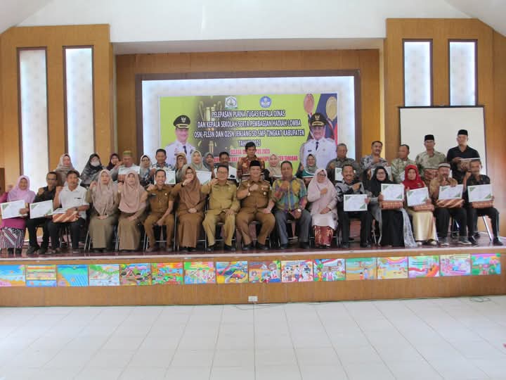 Keterangan Gambar: Bupati Armia Lepas Purna Tugas Kadisdikbud dan Tendik Terima kasih Atas Dedikasinya
