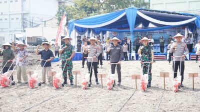 Bupati Sidoarjo dan Kapolresta Sidoarjo Tanam Jagung Bersama Santri, Dorong Swasembada Pangan Nasional 2025