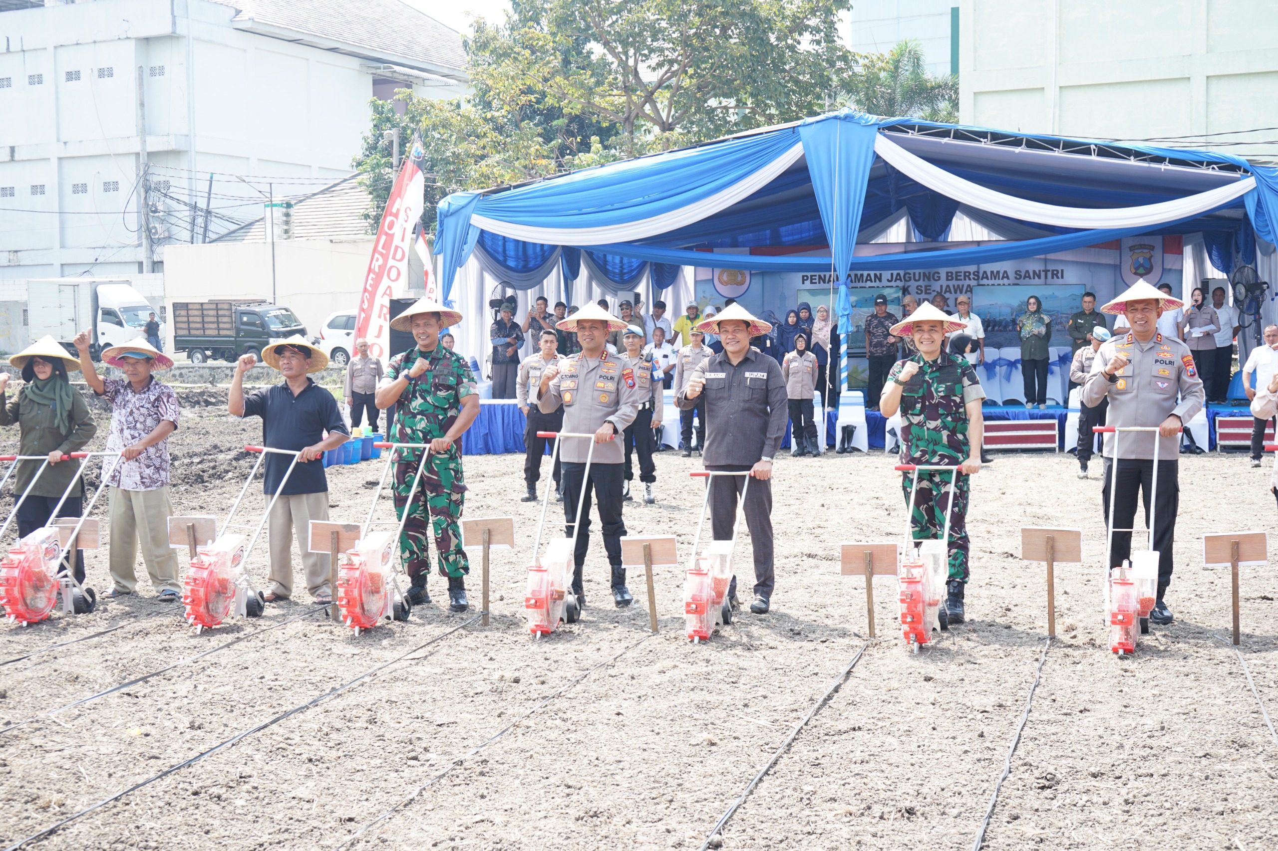 Bupati Sidoarjo dan Kapolresta Sidoarjo Tanam Jagung Bersama Santri, Dorong Swasembada Pangan Nasional 2025