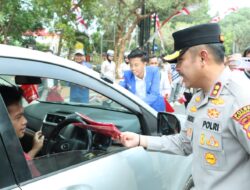 Dorong Semangat Nasionalisme, Kapolres Bangkalan Bagi – bagi Bendera Merah Putih