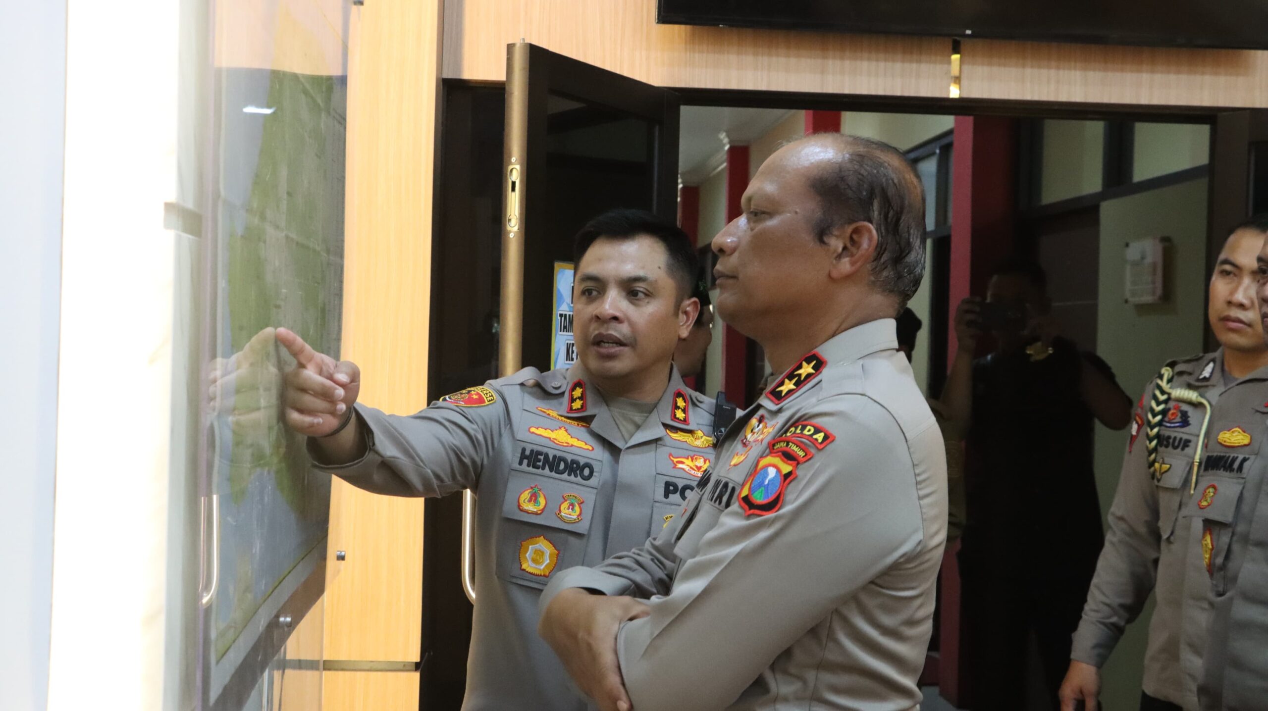 Kapolres Bangkalan AKBP Hendro Sukmono, S.H., S.I.K., M.I.K. yang mendampingi langsung Kapolda Jatim