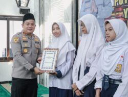 Kapolres Jombang Berikan Beasiswa kepada Putra-Putri Pegawai Negeri Pada Polri yang Berprestasi