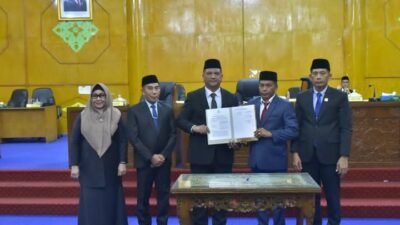 Keterangan Gambar: Bupati Aceh Tamiang, Irjen Pol. (Purn) Drs. Armia Pahmi, MH, menghadiri dan menandatangani nota kesepakatan bersama antara Kepala Daerah dengan DPRK Aceh