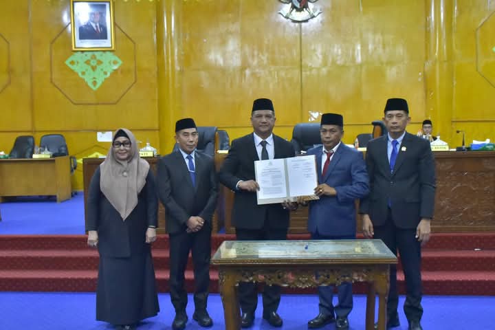 Keterangan Gambar: Bupati Aceh Tamiang, Irjen Pol. (Purn) Drs. Armia Pahmi, MH, menghadiri dan menandatangani nota kesepakatan bersama antara Kepala Daerah dengan DPRK Aceh
