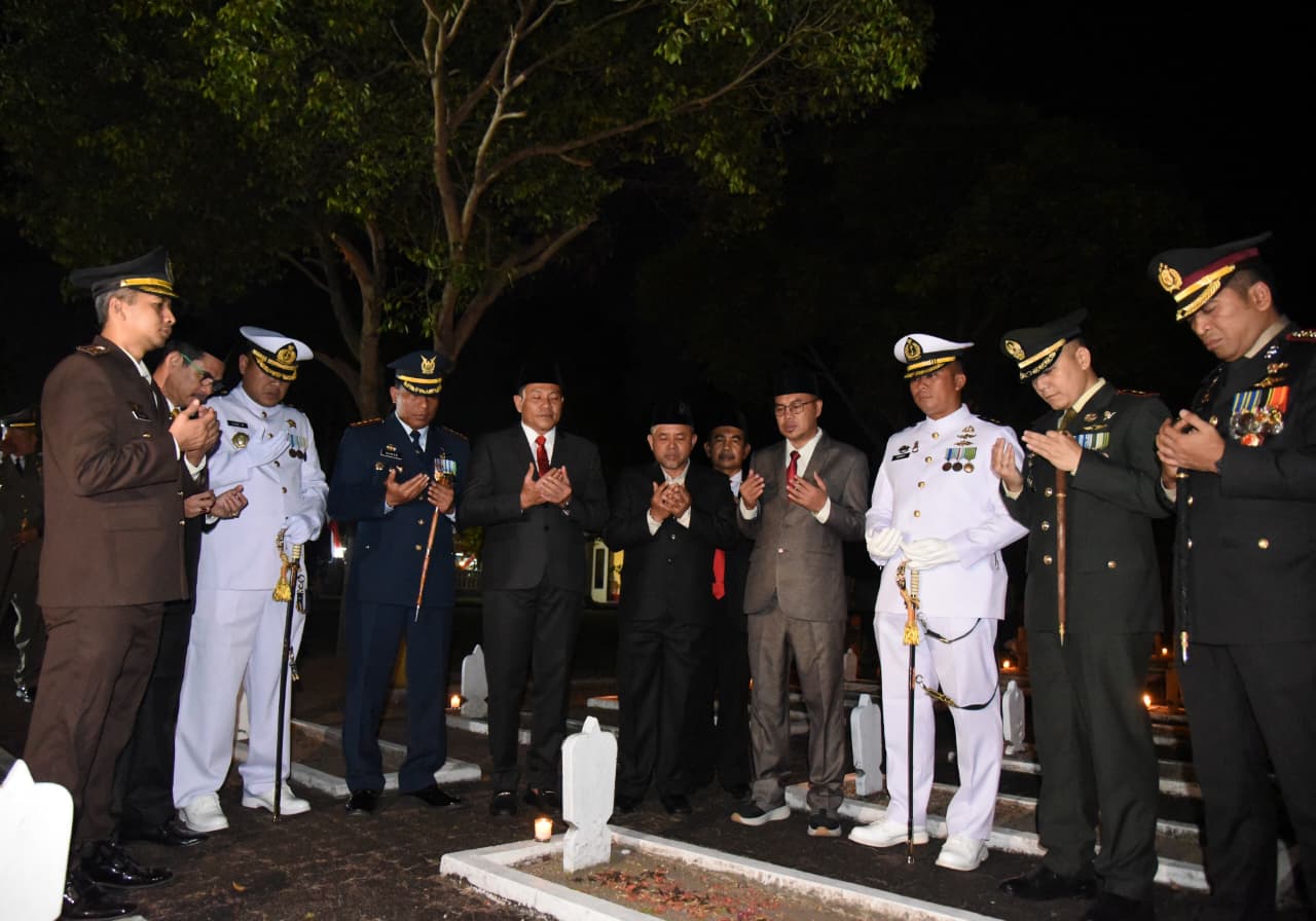 Bupati Sidoarjo Hadiri Apel Kehormatan dan Renungan Suci di TMP Kusuma Bangsa : Penghargaan Kepada Pendahulu Bangsa