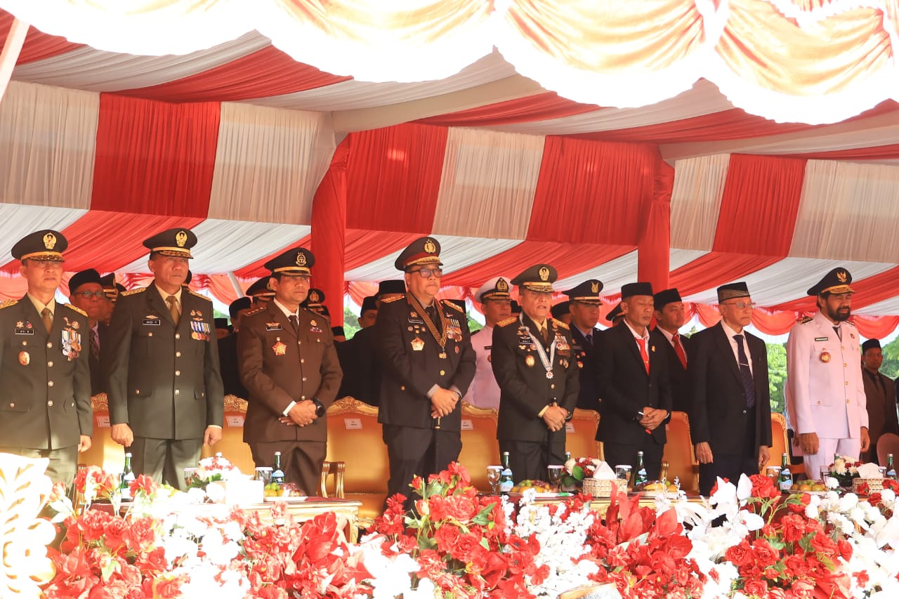Keterangan Gambar: Kapolda Aceh Irjen Pol Dr. Achmad Kartiko mengikuti upacara peringatan hari ulang tahun (HUT) ke-80 Kemerdekaan Republik
