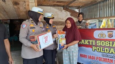 Keterangan Gambar: Polwan Polda Aceh menggelar bakti sosial