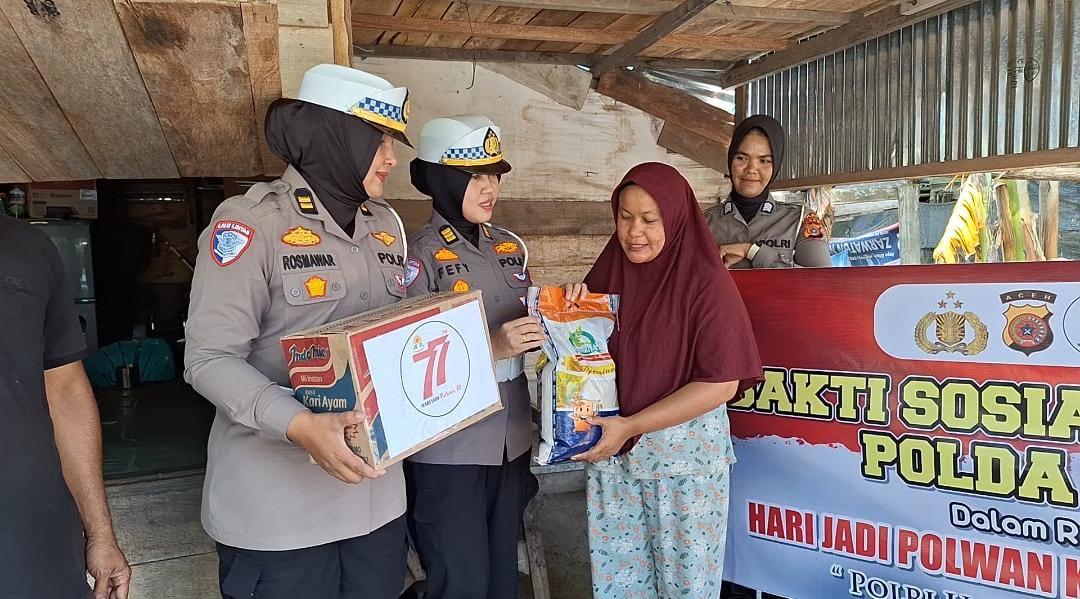 Keterangan Gambar: Polwan Polda Aceh menggelar bakti sosial