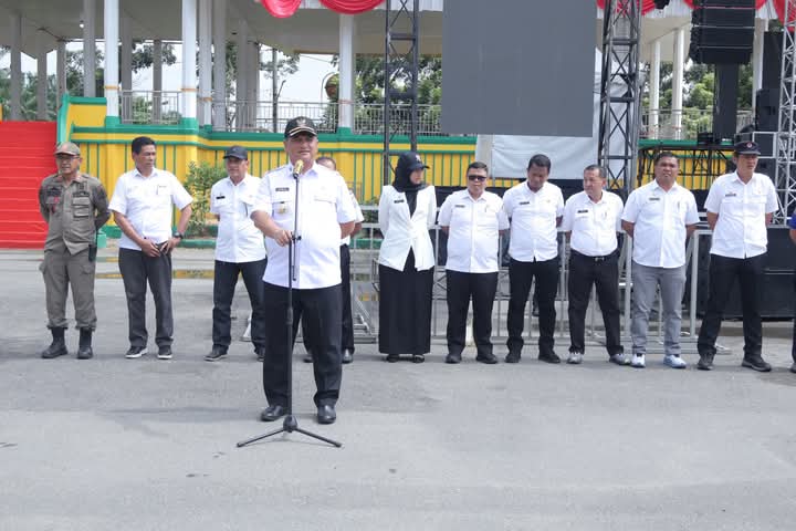 Keterangan Gambar: Bupati Aceh Tamiang, Irjen. Pol (Purn) Drs. Armia Pahmi, MH pimpin Apel Siaga